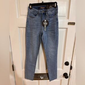 NWT dollhouse high rise skinny curvy collection jean with raw hem size 3…
